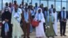 Les membres du tribunal des pairs posent devant la maison de la presse à Dakar, le 23 septembre 2020. (VOA/Seydina Aba Gueye)