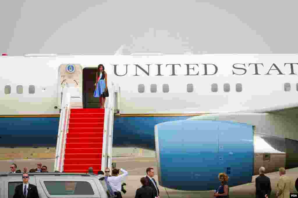 លោកស្រី Michelle Obama ភរិយាប្រធានាធិបតីសហរដ្ឋអាមេរិកឈរនៅលើយន្តហោះរបស់រដ្ឋាភិបាលអាមេរិក ខណៈដែលលោកស្រីរៀបនឹងអញ្ជើញចាកចេញពីអាកាសយានដ្ឋានអន្តរជាតិសៀមរាបត្រឡប់ទៅសហរដ្ឋអាមេរិកវិញ កាលពីព្រឹកថ្ងៃអាទិត្យ ទី២២ ខែមីនា ឆ្នាំ២០១៥។ (នៅ វណ្ណារិន/VOA)