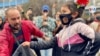 Jóvenes escriben en el piso mensajes relacionados con la paz de su país, en un parque del centro de Bogotá.