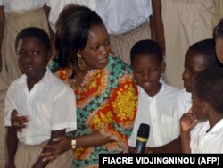 La ministre béninoise de la Microfinance, Reckya Madougou, dans un orphelinat à Porto-Novo, Bénin, le 16 février 2009. (archives)