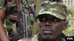 Kamanda wa kundi la waasi la M23 Generali Sultani Makenga, akiwa katika kikao na waandishi wa habari, Bunagana, Mashariki mwa Jamhuri ya kidemokrasia ya Congo. Sep 2013. PICHA: REUTERS