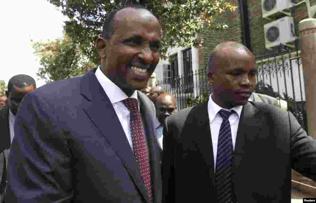 Le leader de la majorité au sein de l'Assemblée nationale du Kenya Aden Duale, à gauche, est escorté hors du Parlement dans la capitale kényane, Nairobi, le 18 décembre 2014.