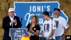 Le candidat républicain à la Maison Blanche Donald Trump partage la scène avec la famille de Sarah Root en Iowa à Des Moines, le 27 août 2016.