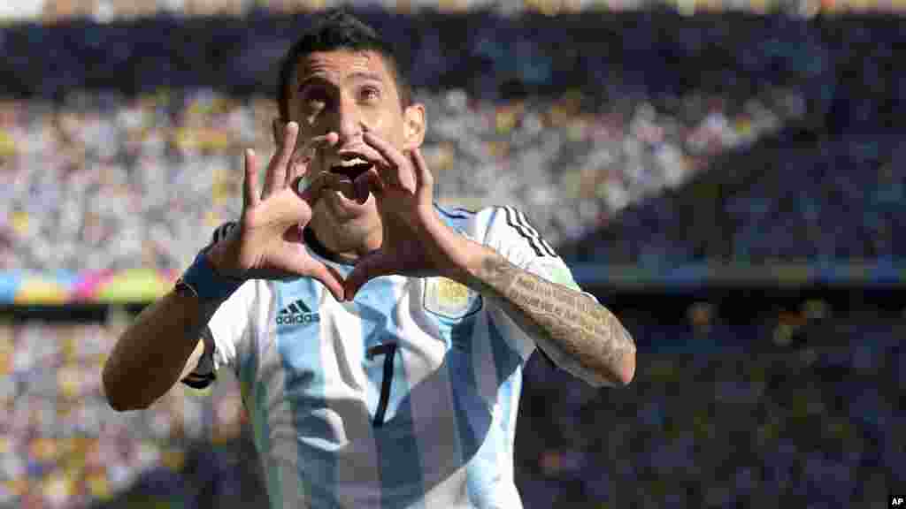 Angel Di Maria L'Argentin, toute dernière recrue du PSG version QSI, est le 6eme joueur le mieux payé du monde avec des revenus estimés à 26 millions d'euros. Il est aussi le mieux payé par le PSG qui lui verse 24 millions d'euros de salaire.