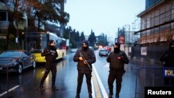 土耳其警察在事發現場附近地區進行搜查