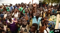 FILE - Watoto wakimbizi huko Jamhuri ya Kidemokrasia ya Congo wakiandikishwa kuchukuliwa katika makazi ya Kyangwali magharibi mwa Uganda, December 10, 2018.
