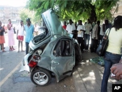 Carro "encolheu" para metade em resultado de colisão brutal.