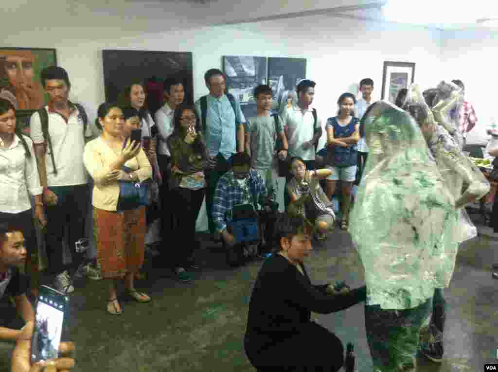 កម្មវិធីសម្តែងសិល្បៈក្នុងការបិទពិព័រណ៍ដែលមានឈ្មោះថា «គ្មានព្រំដែន»។