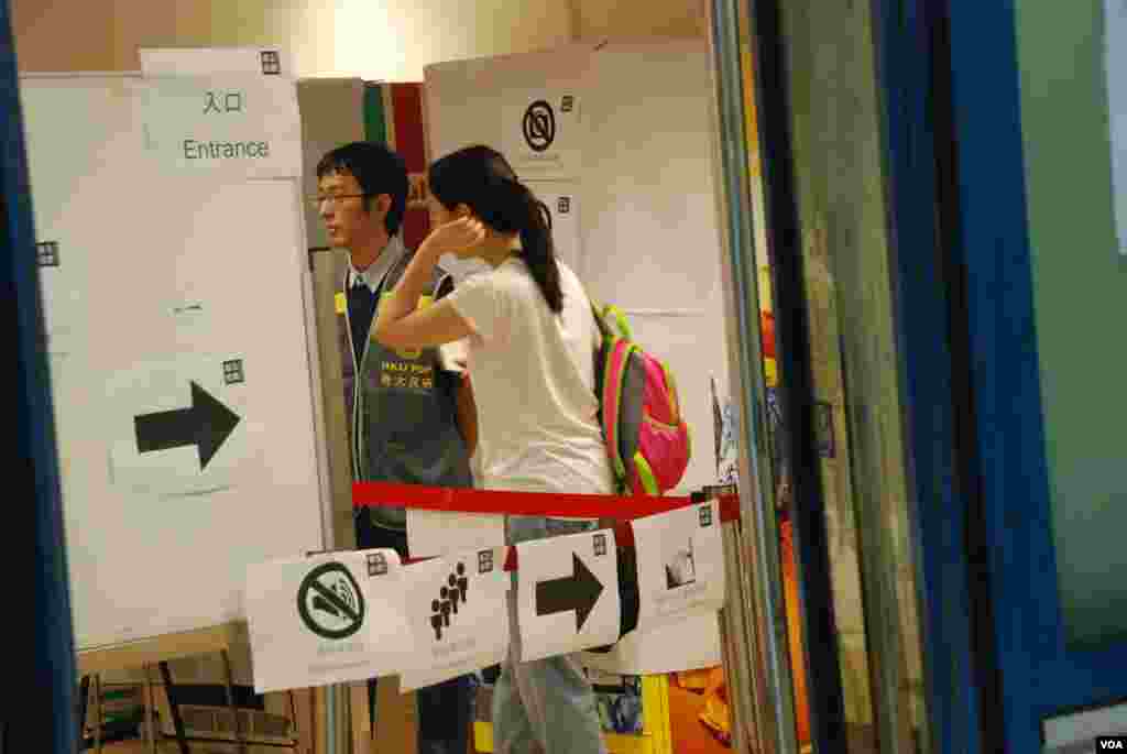 佔中全民投票主辦單位,最近向中國廠家訂製實體票站所需的白色紙板屏障及票箱,被中國海關充公