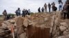 Une inspection de la police sud-africaine autour de la mine d'or désaffectée de Stilfontein, où des mineurs illégaux sont retranchés. (photo Reuters/15 novembre 2024)