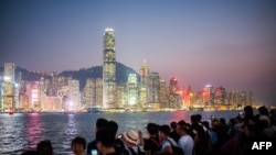 2018年10月3日，遊客遊覽香港維多利亞港九龍海濱長廊的夜景。