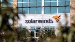 Logoja e kompanisë SolarWinds shfaqet në hyrje të ndërtesës së saj në Austin, Teksas