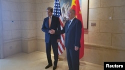 資料照：美國氣候特使約翰·克里（John Kerry）和中國氣候變遷事務特使解振華在北京舉行會晤。（2023年7月17日）