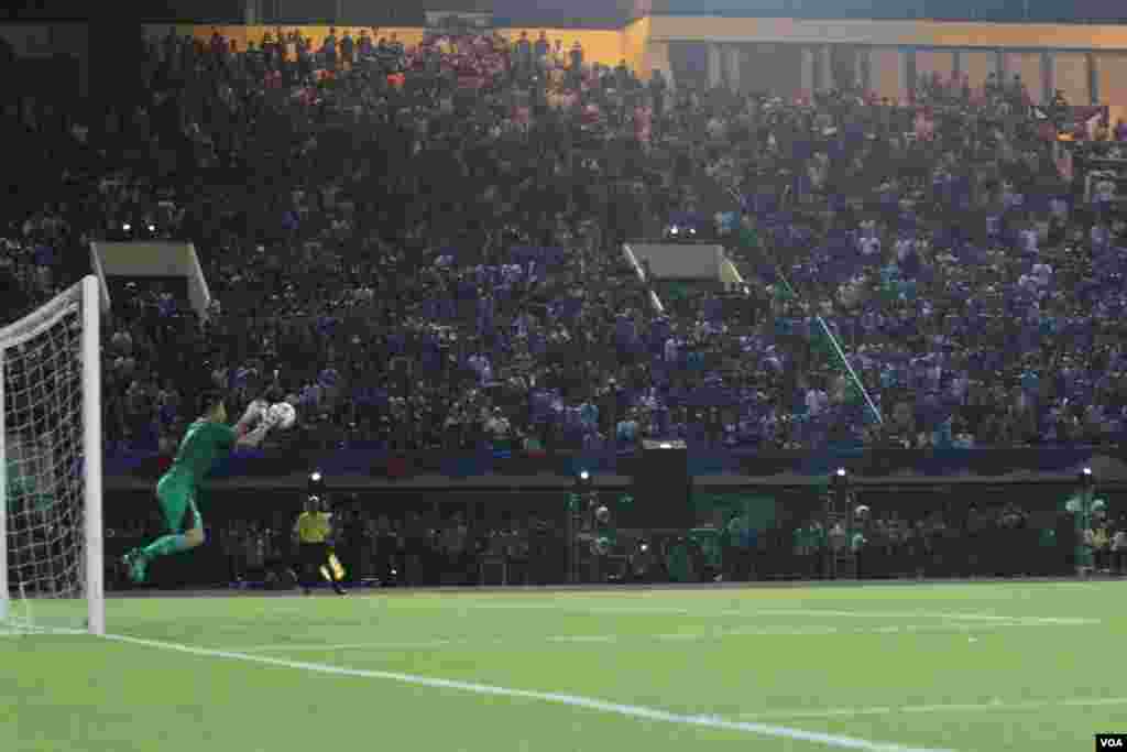 ក្រុមកីឡាករនៃក្រុម Chinese Taipei ចាប់បាល់នៅក្នុងការប្រកួតបាត់ទាត់រវាងក្រុមជម្រើសជាតិកម្ពុជា និងក្រុម Chinese Taipei នៅក្នុងវគ្គជម្រុះបឋម នៃពានរង្វាន់ប្រចាំទ្វីបអាស៊ី AFC Asian Cup 2019 នៅថ្ងៃអង្គារទី០៧ ខែមិថុនា ឆ្នាំ២០១៦។ កម្ពុជាទទួលបាន២-០។ (ឡេង ឡែន/VOA)