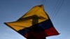 Un manifestante ondea una bandera nacional colombiana durante una protesta contra la brutalidad policial en Cali, Colombia, el 21 de septiembre de 2020.