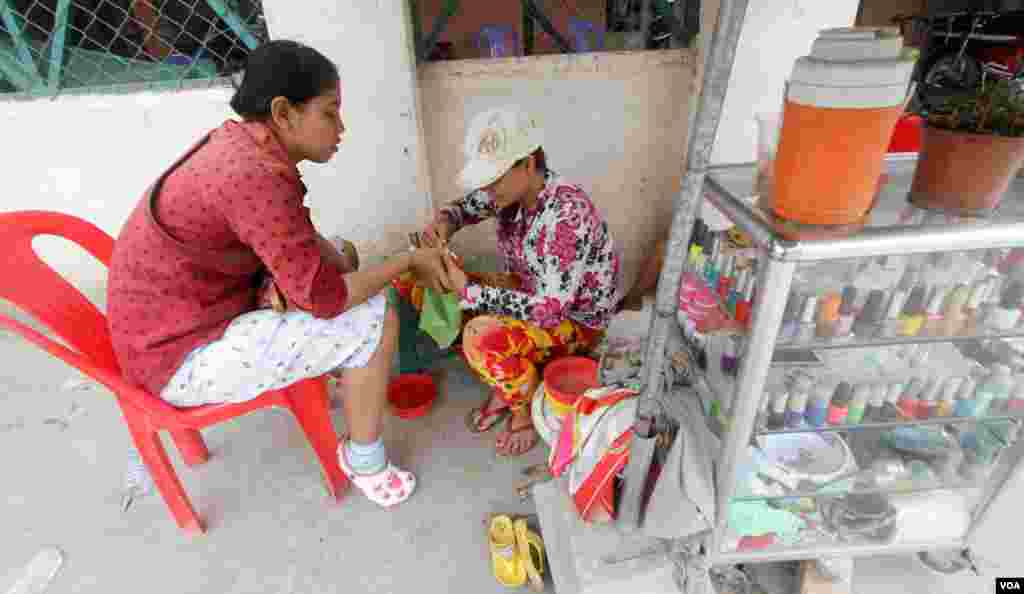 ស្រ្តីជនជាតិវៀតណាម (មិនមែនមានន័យថាខុសច្បាប់ទេ) ប្រកបរបររកស៊ីកាត់ក្រចកដៃនៅសង្កាត់ព្រែកប្រា ខណ្ឌច្បារអំពៅ រាជធានីភ្នំពេញ នៅថ្ងៃសុក្រ ទី១៩ ខែសីហា ឆ្នាំ២០១៦។(ឡេង ឡែន/VOA)