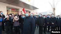 中國國家主席習近平視察北京安華里居民區的新冠病毒防控工作。（2020年2月10日）