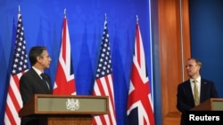 Sekretari amerikan i Shtetit Antony Blinken dhe Sekretari i Jashtëm britanik Dominic Raab gjatë një konference të përbashkët për shtyp në Londër (3 maj 2021, Chris J Ratcliffe/Pool via REUTERS)