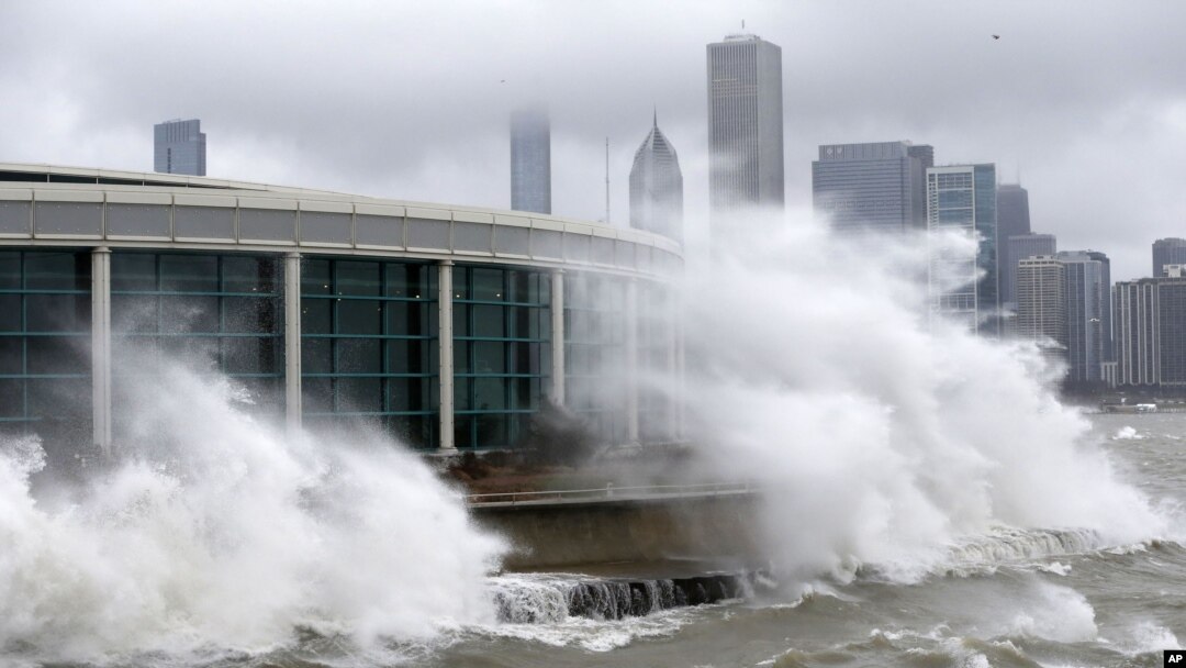 Olas impulsadas por el viento en el lago Michigan, frente a la ciudad de Chicago, mientras una tormenta invernal se desplaza sobre Illinois.