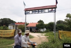សាលាឃុំ​ចំប៉ី ស្ថិត​ក្នុង​ស្រុក​បាទី ខេត្តតាកែវ ដែល​មាន​ចម្ងាយ​ប្រមាណ​៤០គីឡូម៉ែត្រ​ពី​រាជធានីភ្នំពេញ (ស៊ុន ណារិន/VOA)