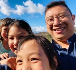 邱孝斌說，來到美國後，他的女兒們可以免受洗腦自由成長