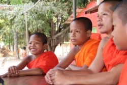 ព្រះសង្ឃ​ កំពុង​សិក្សា​ព្រះ​គម្ពីធម៌ នៅ​វត្ត​ជម្ពូវ័ន ស្រុក​ស្អាង ​ខេត្ត​កណ្តាល​ កាល​ពី​ទី​៥ ​ខែ​មេសា ឆ្នាំ​២០២០។ (ផន បុប្ផា/VOA)