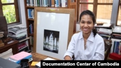អ្នក​នាង​ស៊ីរិក សាវីណា ​នាយិកា​នៃ​សារមន្ទីរ​នៃ​ការ​ចងចាំ​របស់​វិទ្យាស្ថាន​ស្លឹករឹត។ (រូប​ភាព​ផ្តល់​ដោយ ៖ មជ្ឈ​មណ្ឌល​ឯកសារ​កម្ពុជា)