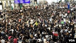 數以千計香港市民參與8月9日繼續"和你飛"第二次機場反送中集會，幾乎坐滿入境大堂。（攝影: 美國之音湯惠芸）