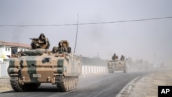 Des chars et blindés de l'armée turque en route vers la frontière syrienne (25 août 2016)