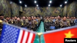 2018年11月17日，美國陸軍和中國軍人參加在南京附近舉行的“災害管理交流會”閉幕式。