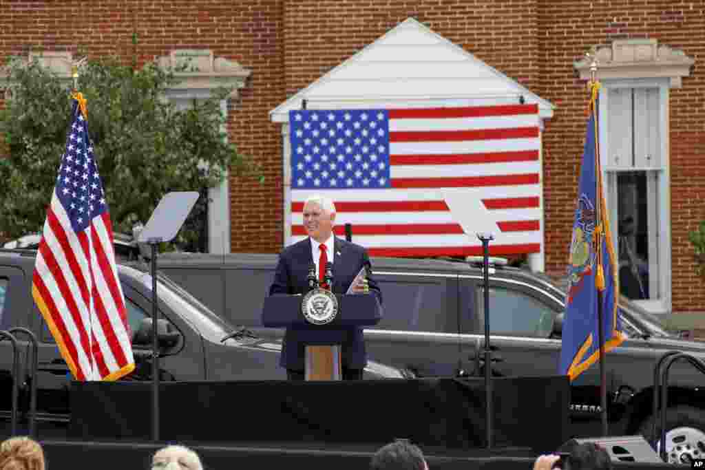 លោកអនុប្រធានាធិបតី Mike Pence ថ្លែងនៅក្នុងយុទ្ធនាការ «ប៉ូលិសសម្រាប់ Trump» នៅឯស្ថានីយ៍ប៉ូលិសមួយកន្លែង ក្នុងទីក្រុង Greensburg រដ្ឋPennsylvania នៅថ្ងៃព្រហស្បតិ៍ ទី៣០ ខែកក្កដា ឆ្នាំ២០២០។ (AP)