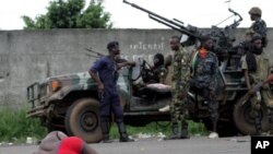 Un homme blessé devant les forces loyales à Alassane Ouattara.