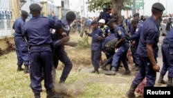 Des policiers congolais et des partisans de l'opposant Etienne Tshisekedi se sont affrontés à Kinshasa, RDC, le 27 juillet 2016.