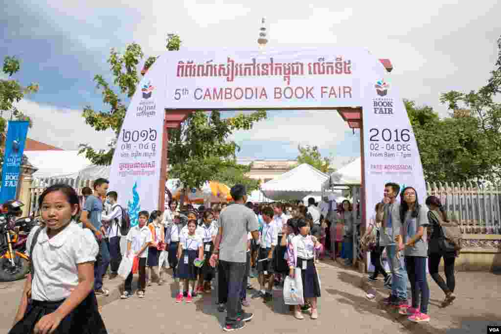 ទិដ្ឋភាពទូទៅនៃពិព័រណ៍សៀវភៅនៅកម្ពុជាលើកទី៥ ក្រោមប្រធានបទ «បង្កើនការអាន បង្កើតការសរសេរ» នៅឯបណ្ណាល័យជាតិ ក្នុងរាជធានីភ្នំពេញ កាលពីថ្ងៃទី៣ ខែធ្នូ ឆ្នាំ២០១៦។ (ហ៊ាន សុជាតា/ VOA)