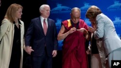 達賴喇嘛被授予蘭托斯人權獎，左一是美國國際宗教自由委員會主席卡特里娜‧蘭托斯‧斯維特