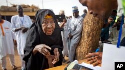 Une femme vote à Daura, Nigeria, le 28 mars 2015