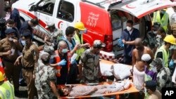 Les services de secours évacuant les blessés après la bousculade de Mina 