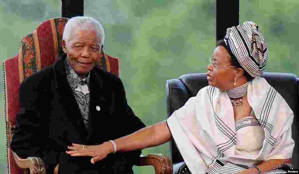 Nelson Mandela et son épouse Graça assistent à la prestation du président Jacob Zuma à l'Union Buildings à Pretoria, le 9 mai 2009.