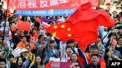 親北京人士8月17日在悉尼舉行支持香港政府遊行。法新社