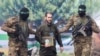 Eliya Cohen, mateka wa Israel aliyekuwa anashikiliwa na Hamas akishindikizwa na wanamgambo wa Hamas, huko Nuseirat, katika Ukanda wa Gaza, Februari 22, 2025. Picha ya Reuters