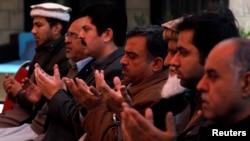 Familia, jamaa na marafiki wa Naeem Rashid aliyeuawa na mtoto wake Talha Naeem msikitini Christchurch, New Zealand, wakifanya maombi maalum katika makazi ya wahanga hao, katika mji wa Abbottabad, Pakistan, Macih 17, 2019.