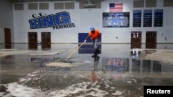 Crue dans un lycee de Houston Texas, apres le passage de l'ouragan Harvey , le 8 Sept. 8, 2017.