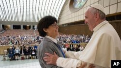 Le pape François avec Sœur Carmen Sammut, Supérieure Générale des Sœurs Missionnaires de Notre Dame d’Afrique, le Vatican, le 12 mai 2016. 