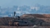 Soldados israelíes se paran sobre un tanque, antes de un alto el fuego entre Israel y Hamás, en una vista desde el lado israelí de la frontera con Gaza el 16 de enero de 2025.