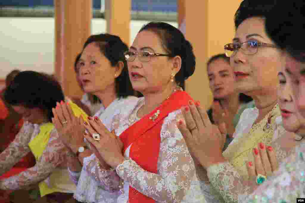 ពុទ្ធបរិស័ទ ចូលរួមការប្រារព្ធពីធីបុណ្យពិសាខបូជា នៅភ្នំឧត្តុង្គ ក្នុងខេត្តកណ្តាល នៅថ្ងៃទី១០ ខែឧសភា ឆ្នាំ២០១៧។ (ហ៊ាន សុជាតា/VOA)
