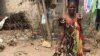 Les déplacés du Pool vivent de la collecte et de la vente du bois de chauffe, à Brazzaville, le 20 août 2017. (VOA/Ngouela Ngoussou)
