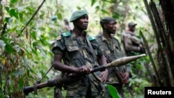 Des militaires de la RDC (FARDC) patrouillent contre les rebelles des ADF et de l'Armée nationale de libération de l'Ouganda (NALU) près de Beni dans la province du Nord-Kivu.