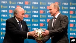 Sepp Blatter, l'ancien patron de la FIFA et le président russe Vladmir Putin, 13 juillet 2014 au Stade Maracana à l'issue de la finale de la Coupe du monde 2014 au Brésil. (AP Photo/RIA-Novosti, Alexei Nikolsky, Presidential Press Service, File)