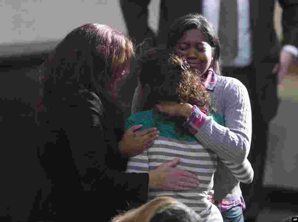 Des habitants se sont rassemblés pour une vigile en mémoire des victimes du massacre de l'école primaire Sandy Hook