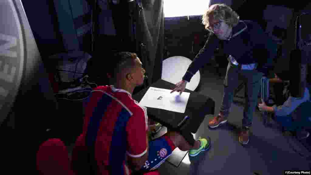 La Fifa lance la campagne "11 contre Ebola", mettant en vedette du Real Madrid Cristiano Ronaldo, Neymar Jr de Barcelone, Didier Drogba de Chelsea et du Bayern Munich Philipp Lahm, entre autres, avec la promotion de 11 messages simples de santé contre l’épidemie en Afrique de l’Ouest.